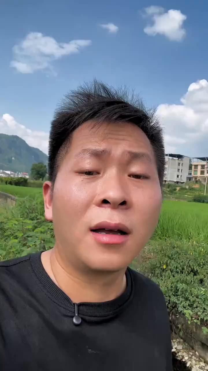 我见过一个傻子，他看上了一块臭水沟的石头，想要把它捞起来洗干净，结果洗了一遍又一