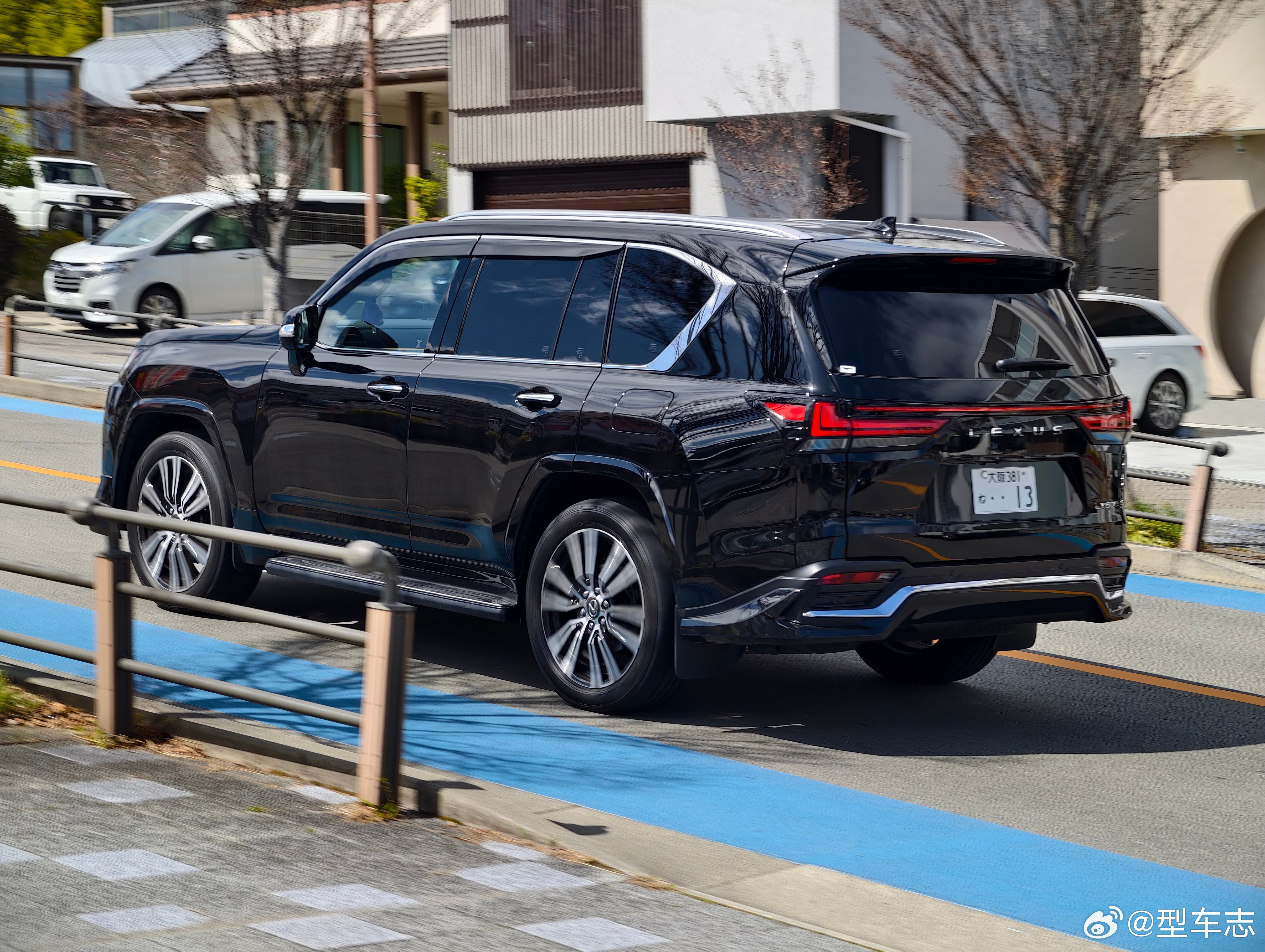 型车街拍雷克萨斯LX600，在日本乡下也算豪车。价格倒是不贵，本地售价仅1450