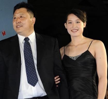 2016年，奥运冠军刘子歌嫁给了50岁教练金炜，却遭到父母反对，婚礼全程缺席。如