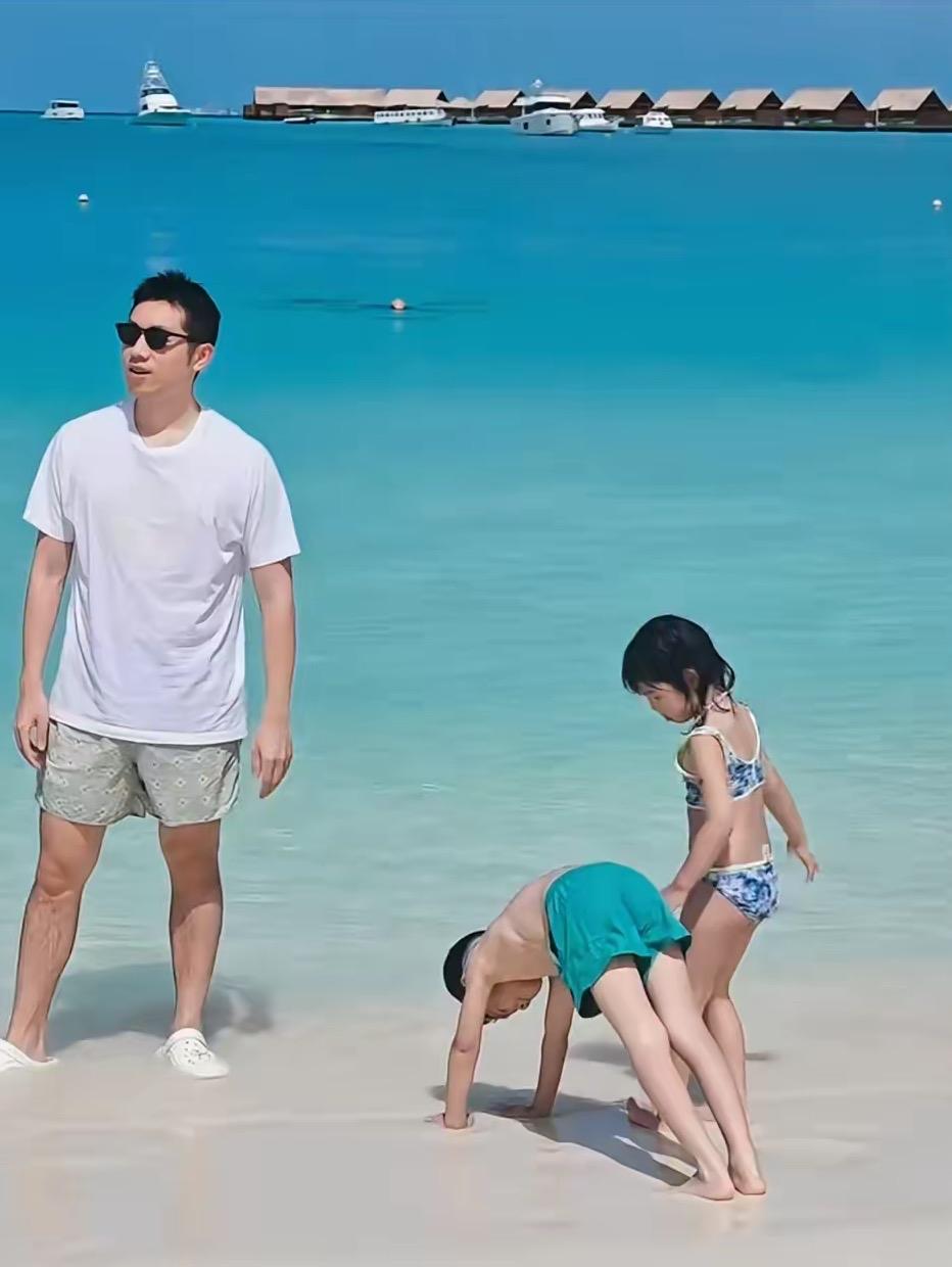 许昕信守承诺，带着全家去旅行啦——好幸福的一家子！许昕在直播间说了，今年不打