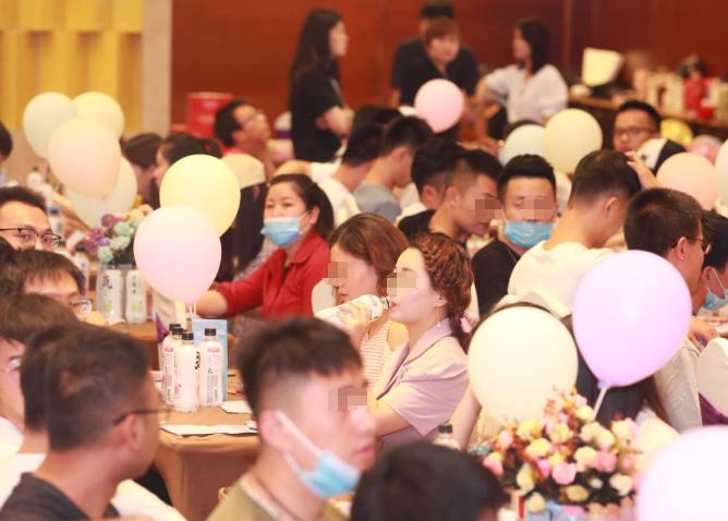 西安相亲大会现场曝光后，许多人沉默了：现场女生数量明显多于男生，传统婚恋观遭遇现
