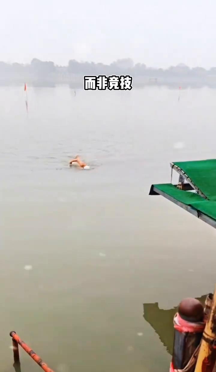 冬泳不是“耐寒比赛”，是身体在冷休克边缘给大脑发求救信号，谁先怂谁活。北京体