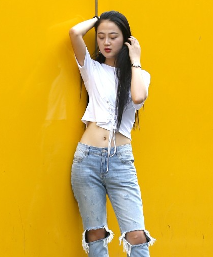 高中校规森严，严禁学生穿奇装异服。可有个女孩偏不把这规定当回事，大剌剌地穿着露脐