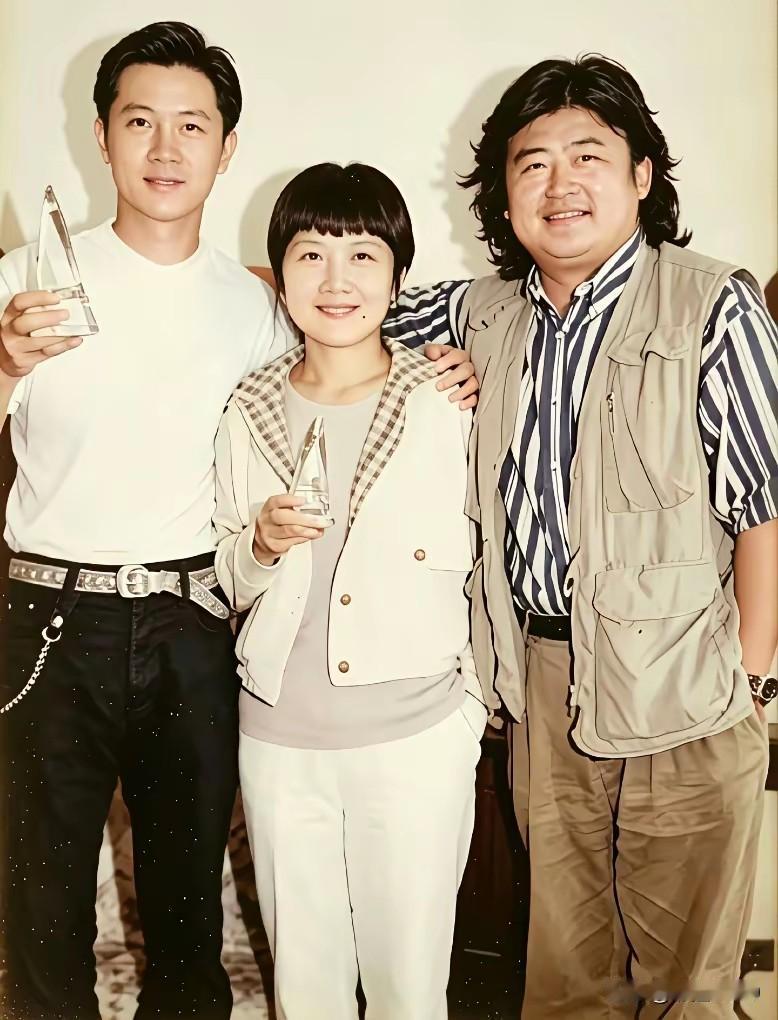 翻到这张90年代的老合影瞬间破防，李娜站在刘欢旁边，手里还攥着刚凭《嫂子颂》拿到