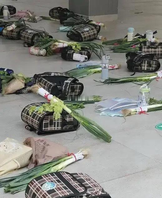 班主任看到这一幕，估计头都会大吧!