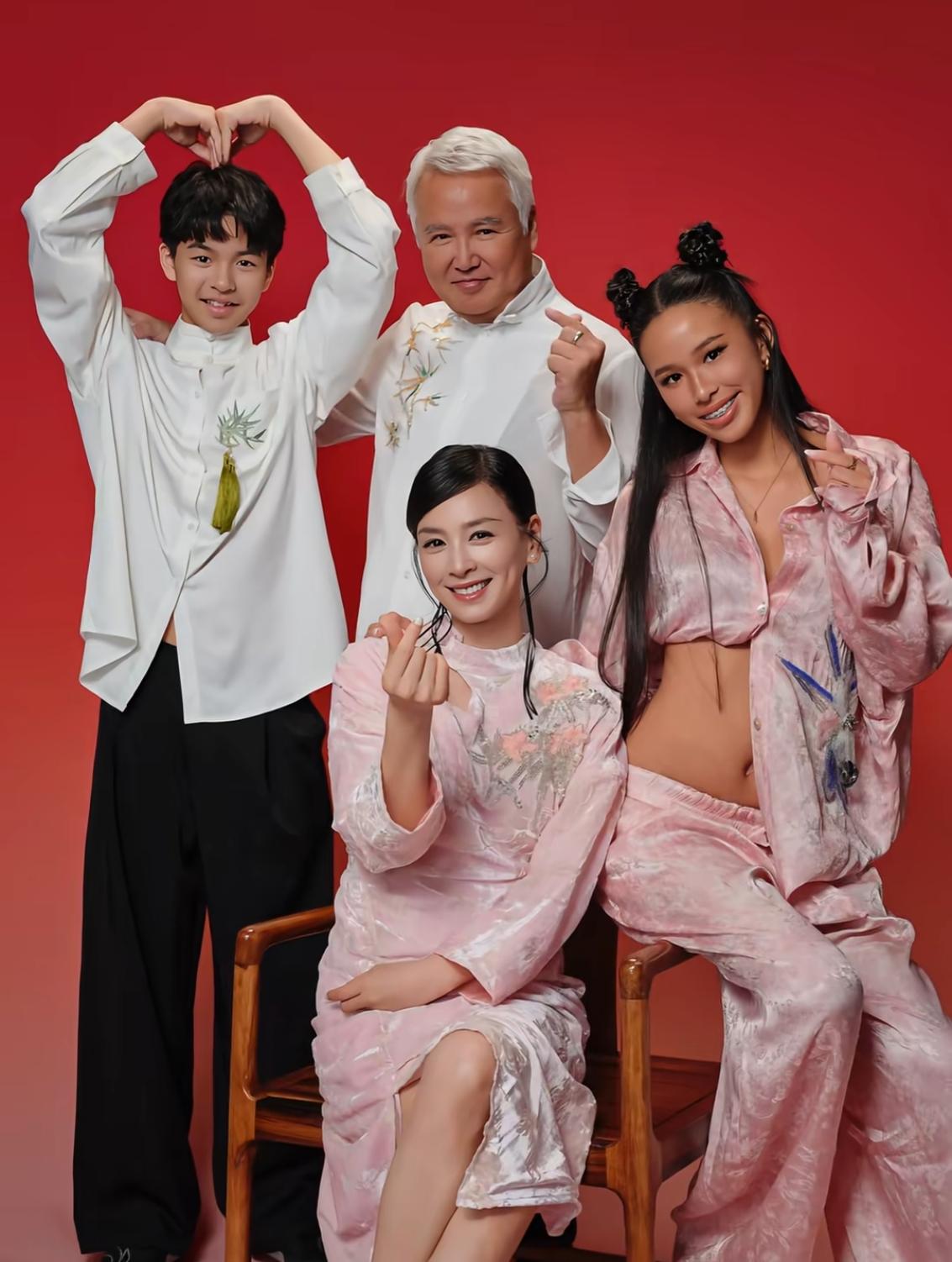 张庭突然复出了，我不意外。张婷带两孩子拍全家福，我不惊奇。但我万万没料到