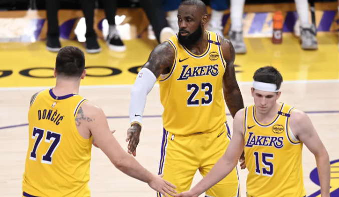 NBA圣诞大战，湖人以96-119不敌火箭。赛后，记者谈到了湖人必须得做交易改