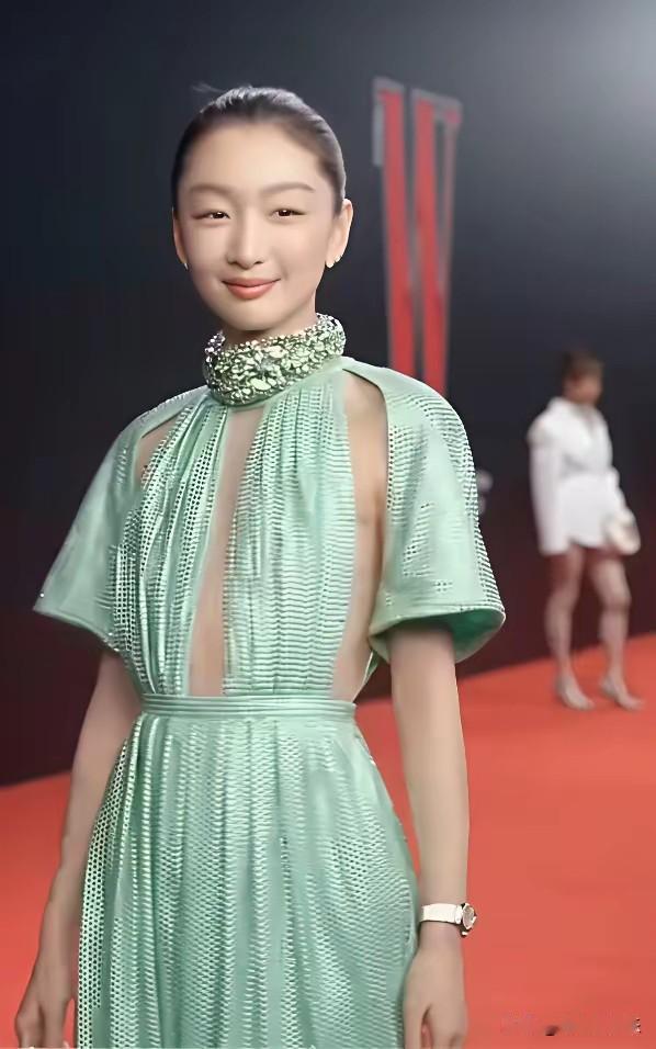 周冬雨真是费尽心思露就大大方方的露，周冬雨真是煞费苦心。裙子硬是像剪了