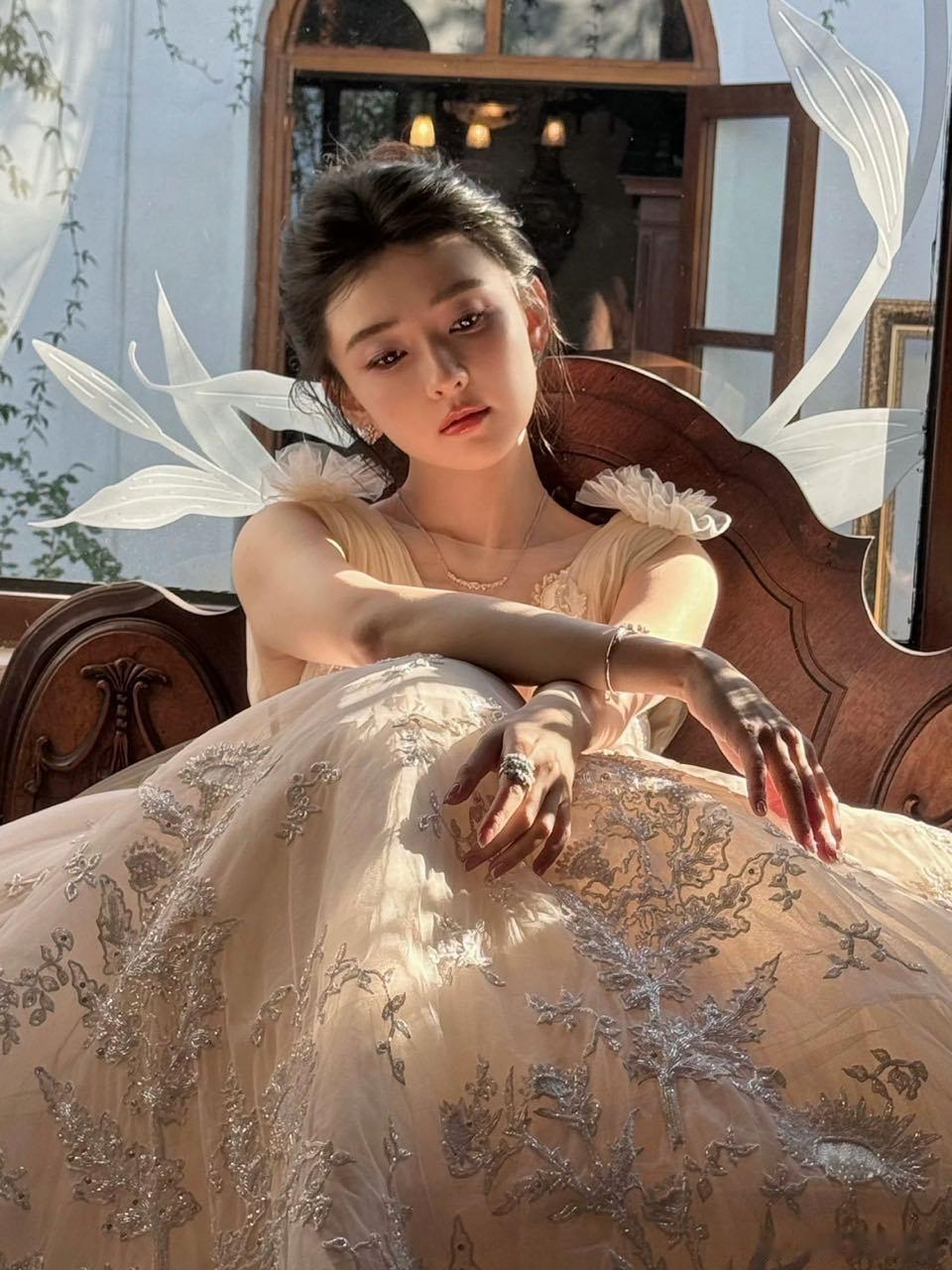 张予曦梁洁美女茶话会看到张予曦梁洁的茶话会，满脑子只有一个念头：我也想坐那！