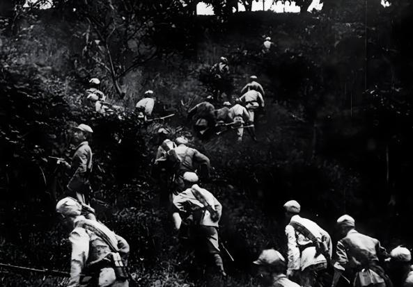 1964年底，新中国已建国15年，湘西大山深处居然还有持枪土匪行凶。毛主席