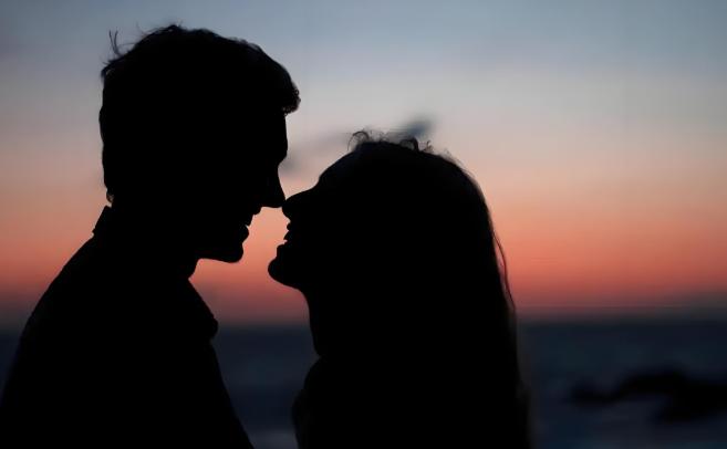 “顶级恋爱脑！”安徽合肥，女子出403万买了2套房，全登记在女儿名下，可她没想到