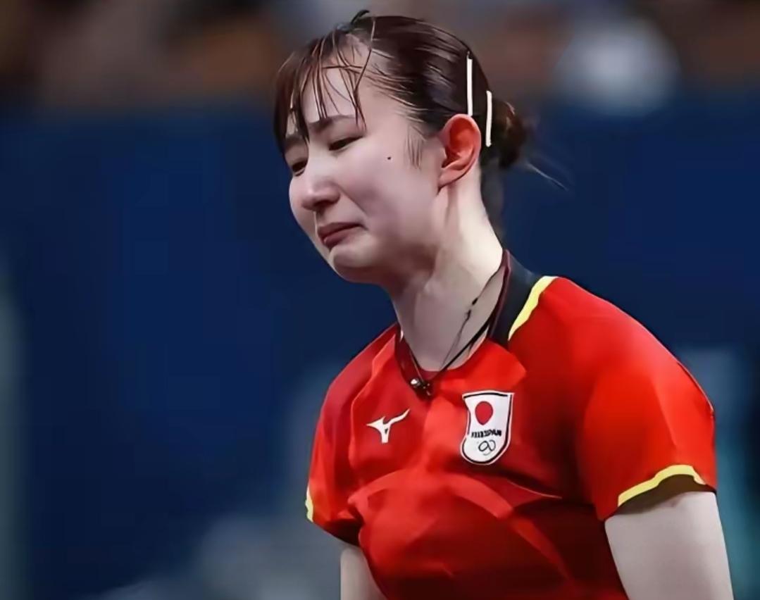 早田希娜输给了陈熠满眼委屈，这是她没有想到的结果。她以为孙颖莎和王曼昱的缺席