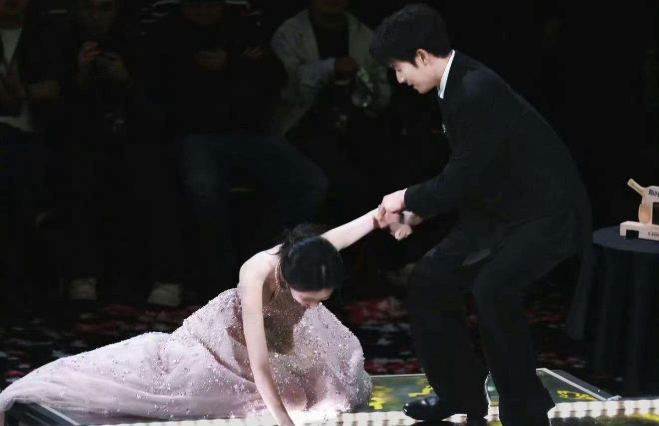 孟子义摔出了神图孟姐以后走路要小心点哦