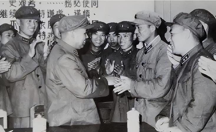 1955年，许世友任南京军区司令员，平日里喝的茅台全靠警卫员帮忙代购，当时一瓶