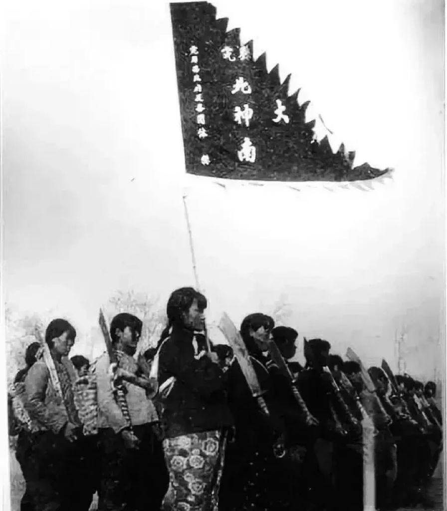 1940年，河北顺平县北神南村的女子大刀队姑娘们的一张合影，她们平均年龄都只有十