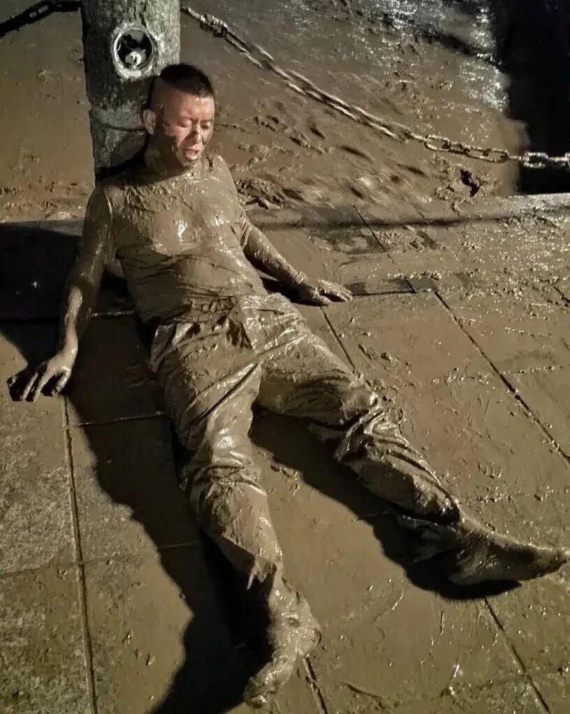 近日，宁波镇海，招宝山派出所接到报警，有人跳入了沿江路的滩涂中，民警徐云与辅警李