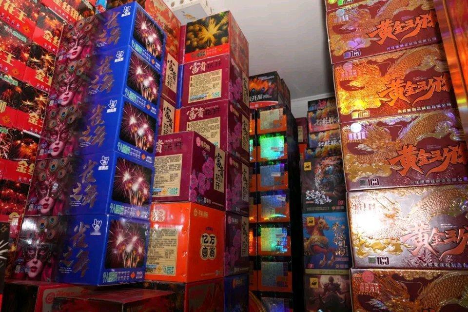 上海这事儿太离谱了，一网约车司机居然涉嫌非法经营2000余箱烟花爆竹！要知道，烟