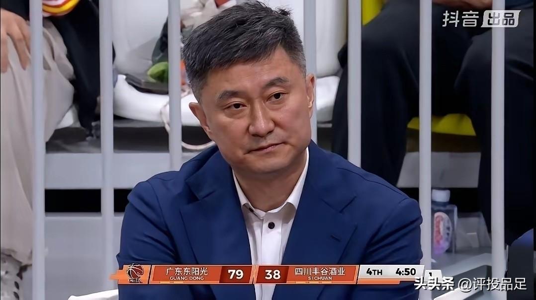 昨晚第4节，广东宏远已经领先四川男篮41分了，但主教练杜锋还是闷闷不乐，他寄予厚