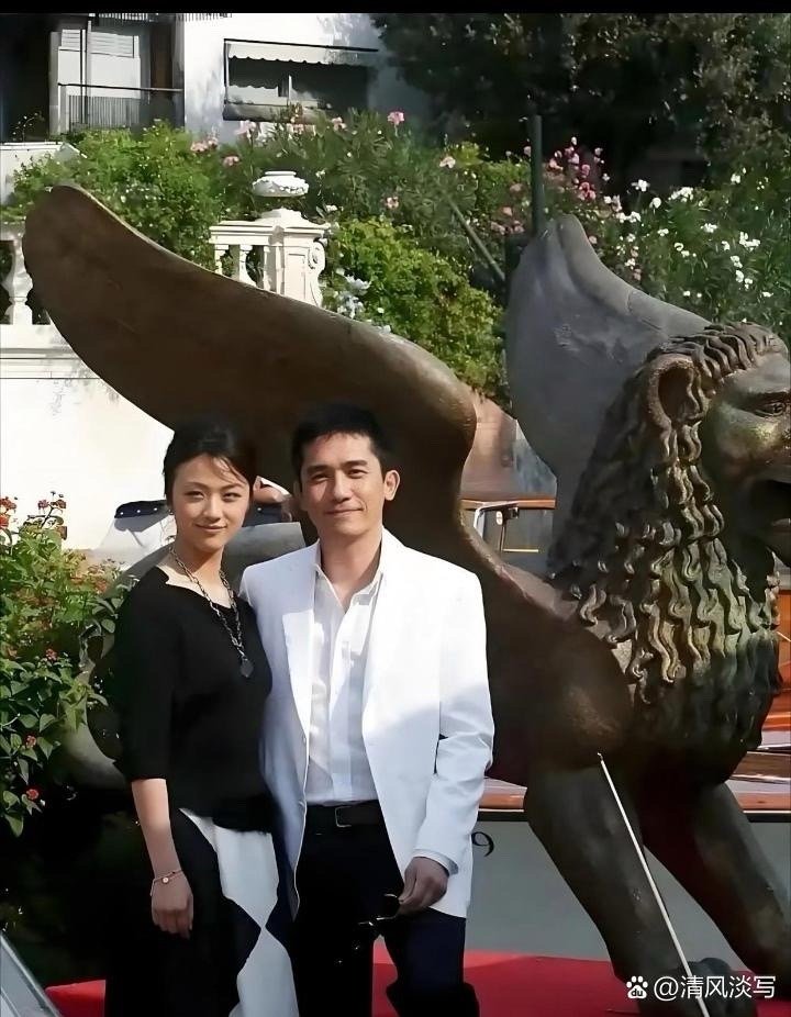 年轻时的梁朝伟状态绝佳，气质与颜值双在线，堪称男性最惊艳的年纪