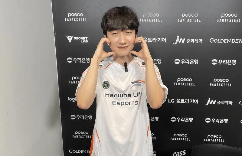 HLE以2比0战胜KT后，打野Peanut选手接受外媒采访！Q：在最近的比赛中
