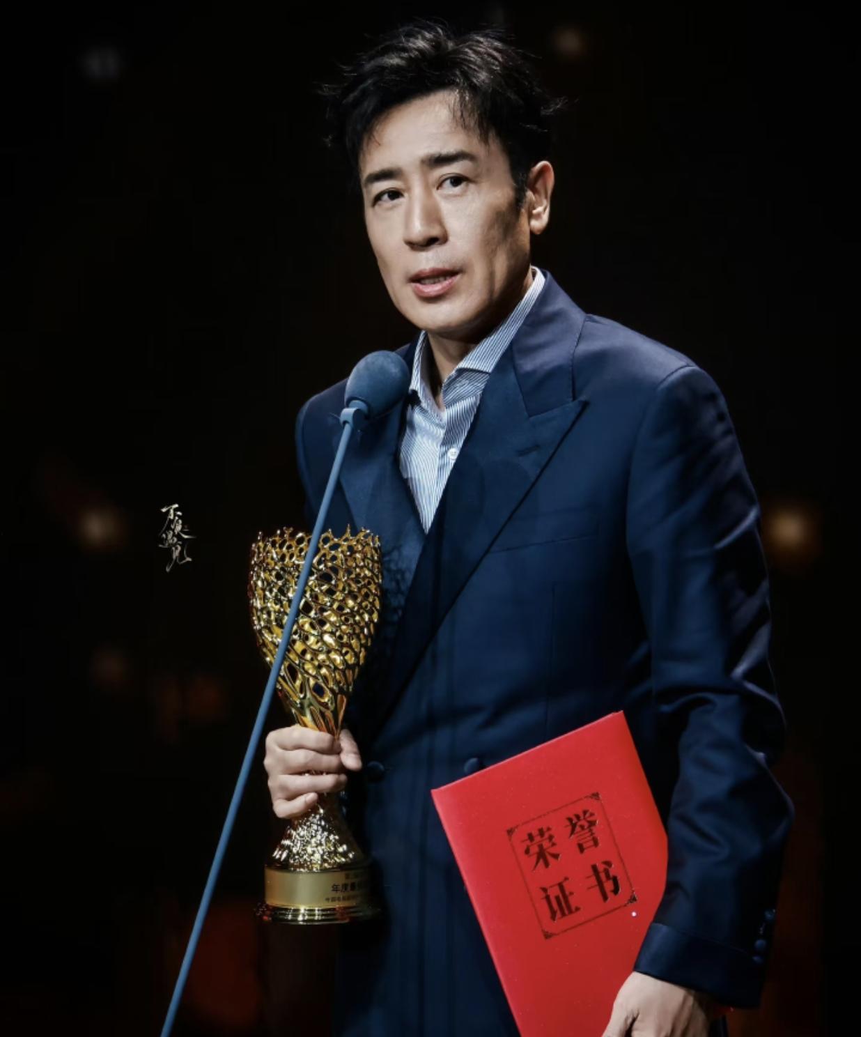 于和伟再拿奖，真正高兴的人，其实坐在灯光外台上掌声响起来时，很多人先看见的是