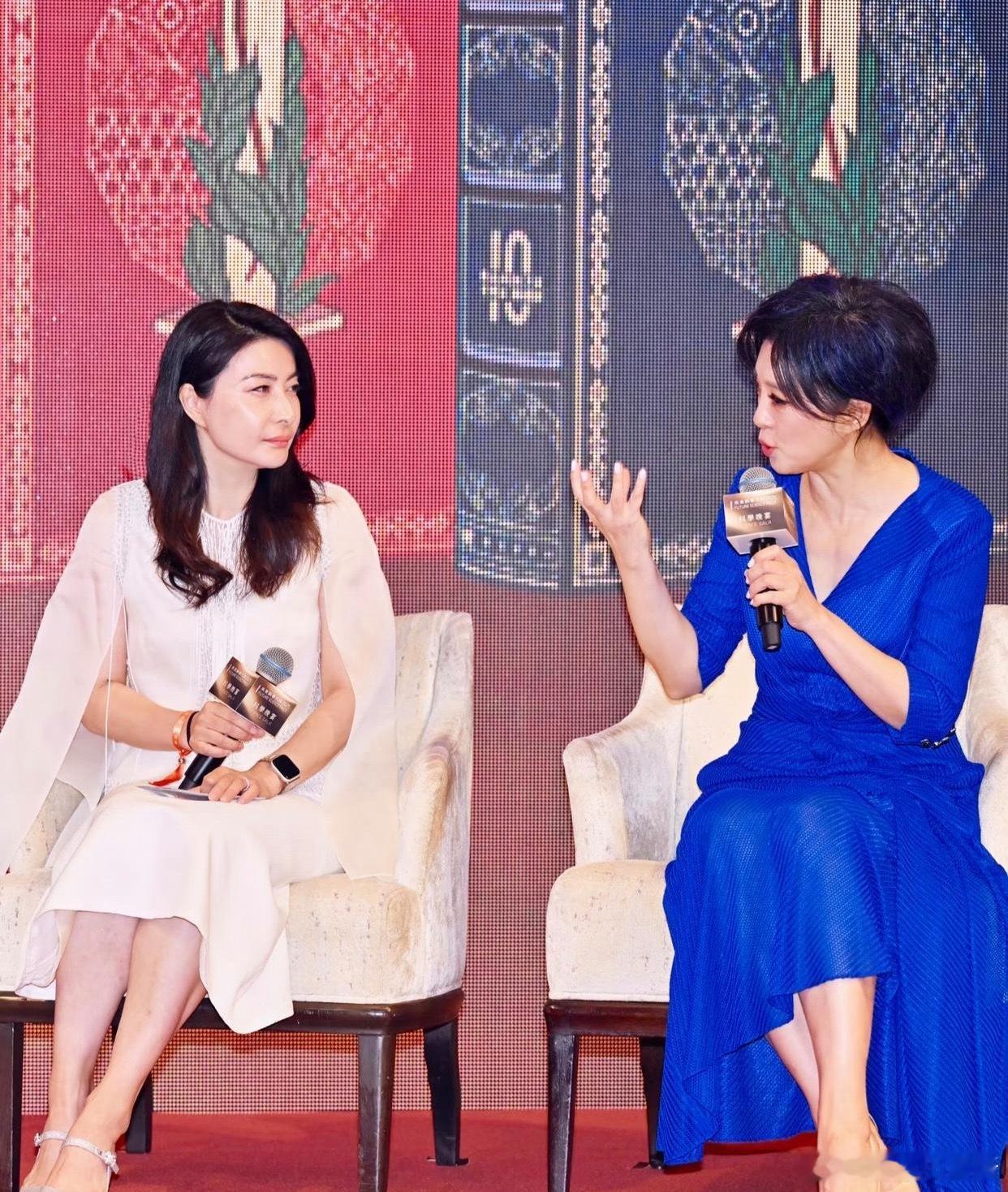 郭晶晶在香港未来科学大奖10周年慈善晚宴上亮相，白色长裙一穿，那气质绝了，跟当年