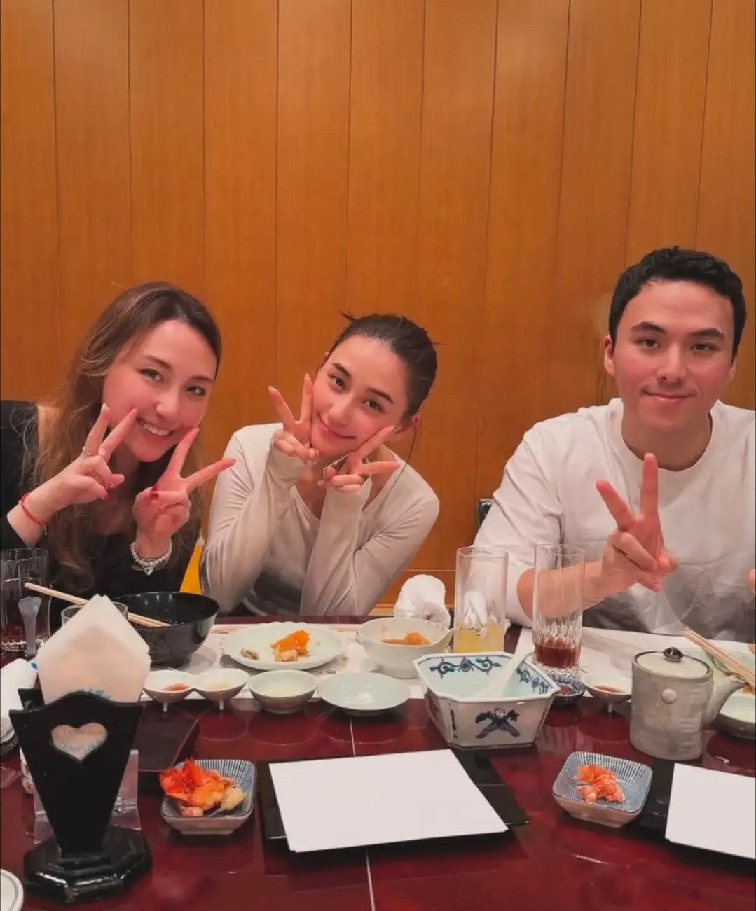 赌王三太前儿媳庆生状态大好，与何猷启育有两女，对方已低调再婚！