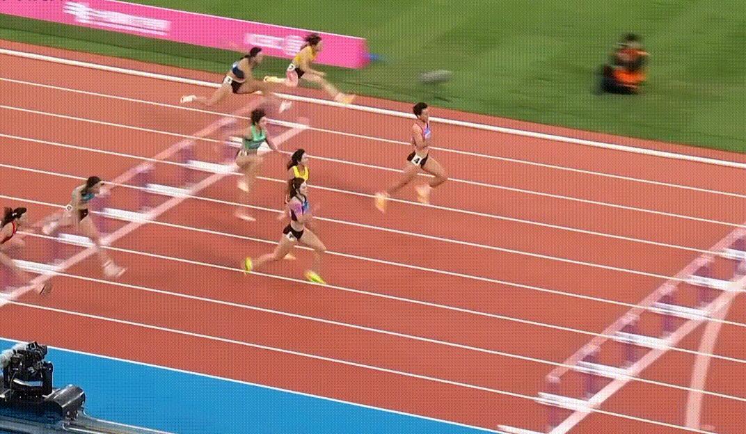 12秒81！恭喜刘景扬力压吴艳妮夺冠！为广东队夺得这枚100米栏金牌，太棒了，还