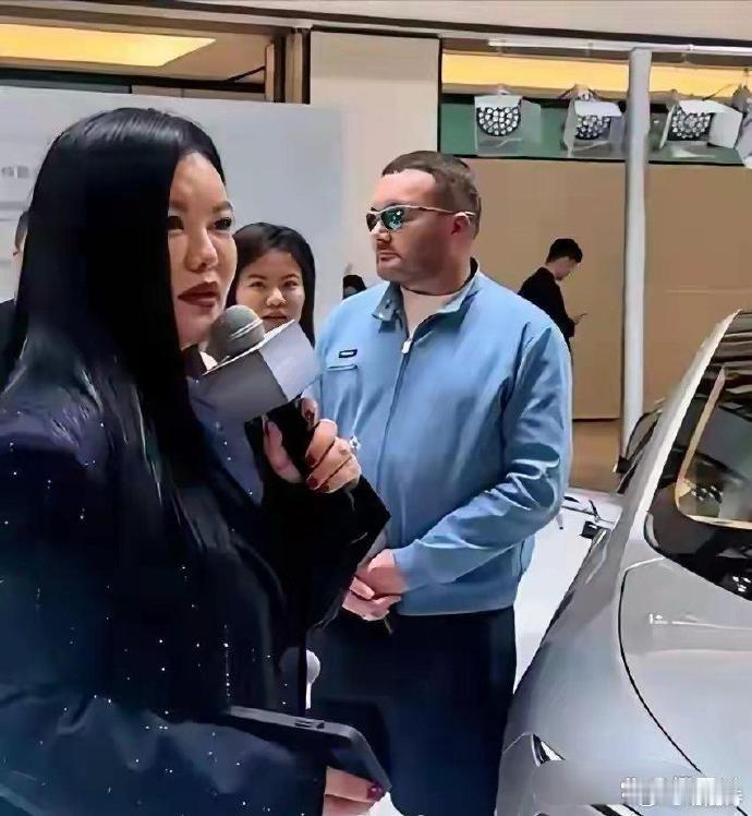 路人镜头下的李湘，原相机直出，真实模样尽显。无美颜修饰，依然气场十足，岁月在她身