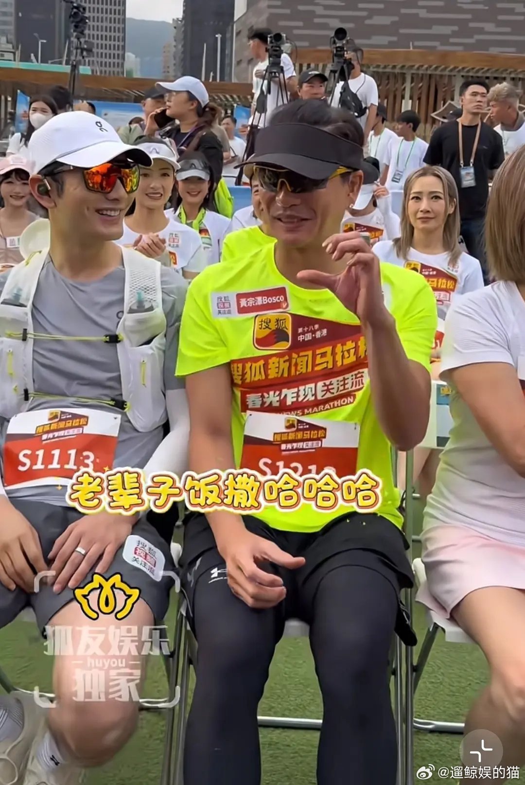 他俩有年龄差吗？乍一看，想说是因为黄白一点而已，仔细一看不是啊，黄的脸部肌肉紧实