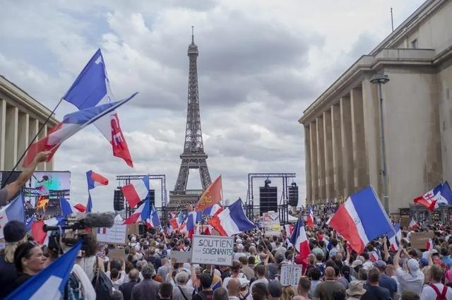 不生娃的法国人，为何生育率数据还高。法国有个奇怪的现象，大多数法国年轻人都不生娃