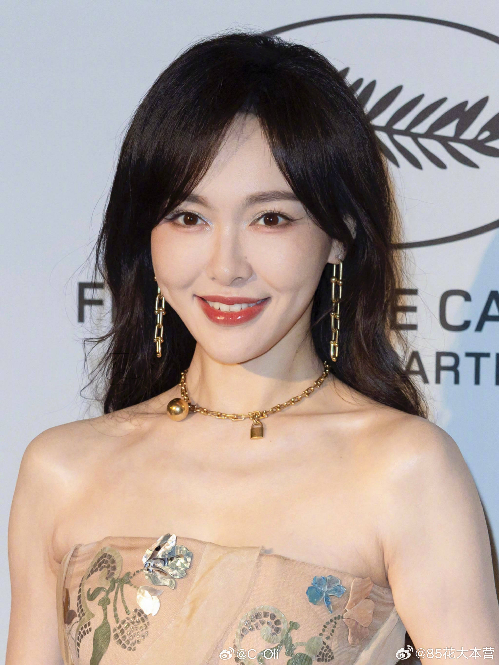 唐嫣出席戛纳电影节晚宴造型～双奢加持的繁花女王，又是一年戛纳盛放时！品牌代言人目