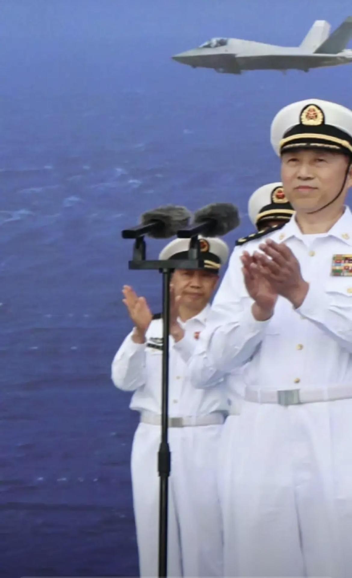 福建舰入役现场藏着“最大彩蛋”！后排角落里的马伟明院士，才是这艘国之重器的“定海