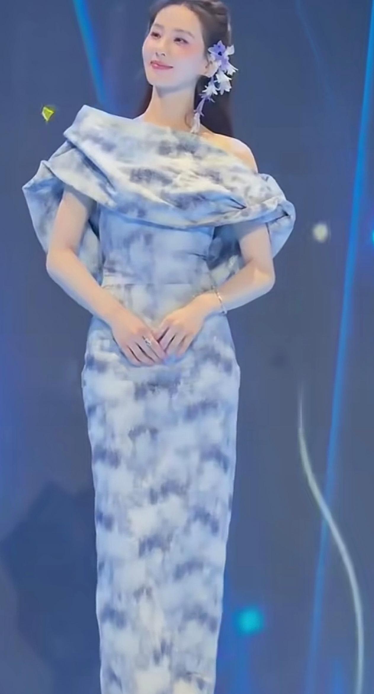 烟雨水墨美人！刘诗诗现身克丽缇娜活动太迷人了6月17日上海中心，克丽缇娜