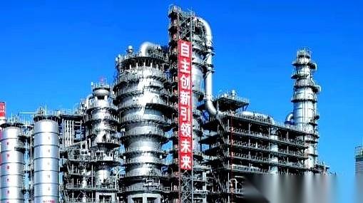 委内瑞拉，脚底下踩着的石油，比沙特还多，全球第一。可超市货架上落着灰，加油站的