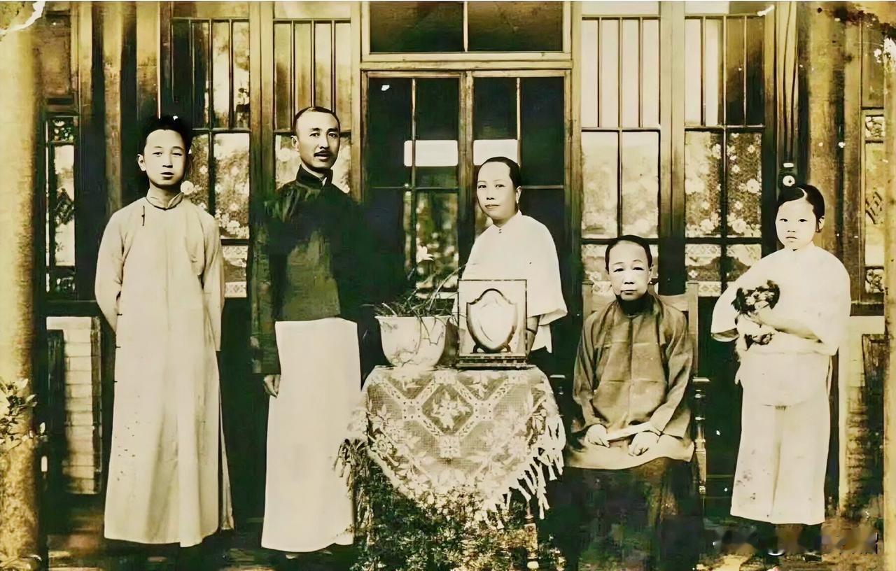 这是一张少年时代钱学森与家人的合影。站在最左边的是十来岁的钱学森