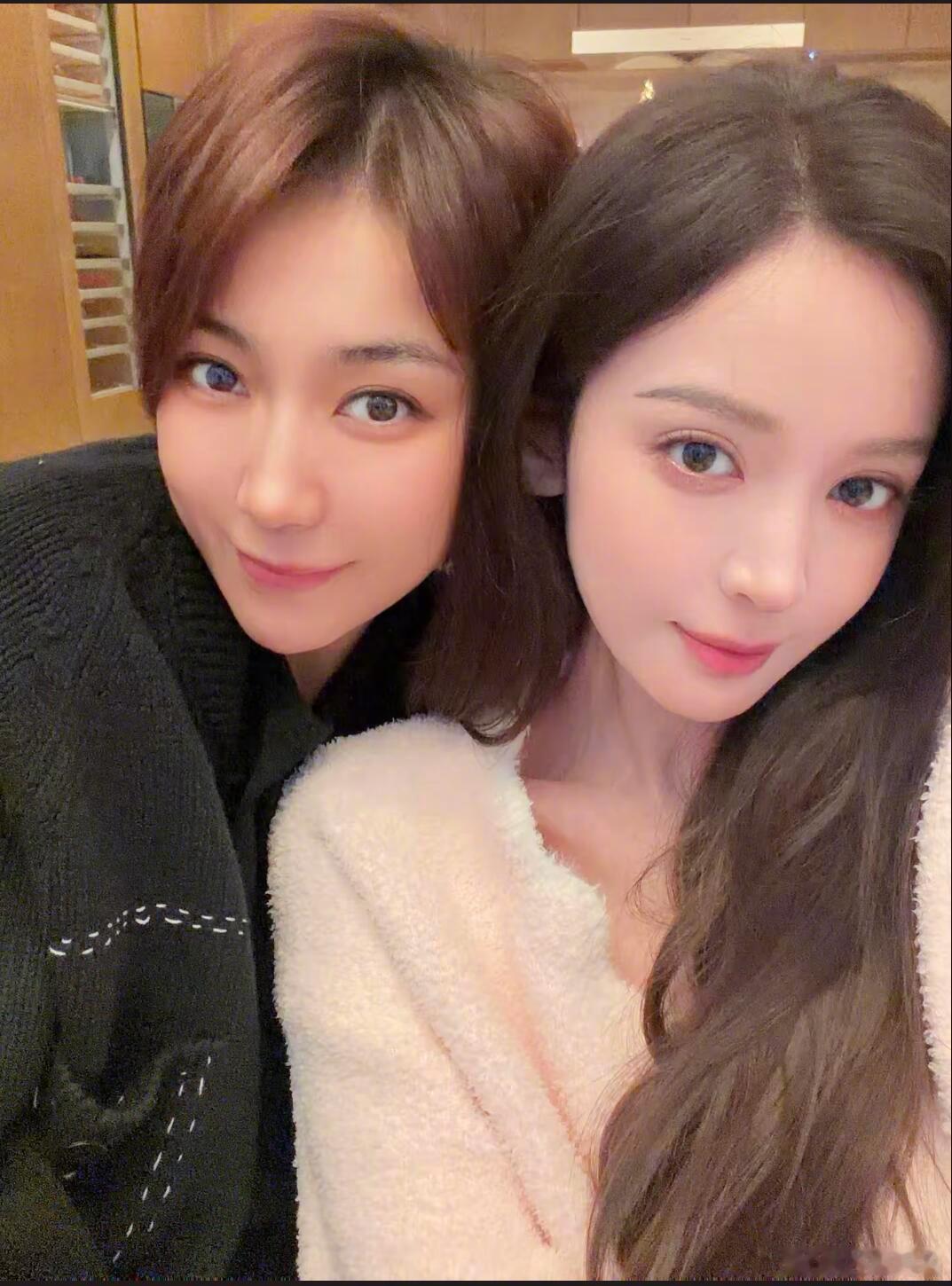 娜扎和姐姐合照，最美姐妹花🥰