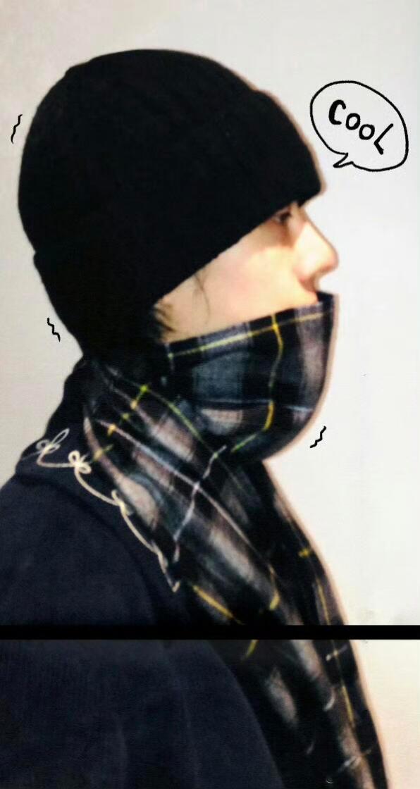 时装周巴黎时装周王一博LOEWE格纹围巾叠搭黑色外套，帽子一戴低调有型，又酷又