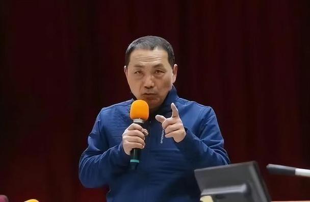 国民党全代会看点多多，郑丽文进场时与县市长以及重要党干部逐一握手，遇到李乾龙和