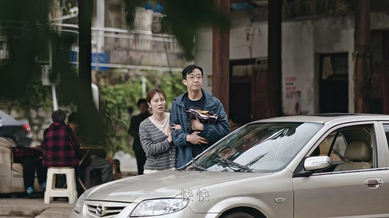 《利剑玫瑰》真的看的人生气啊！剧中一对夫妇的孩子被人贩子拐卖了，他们到处发传