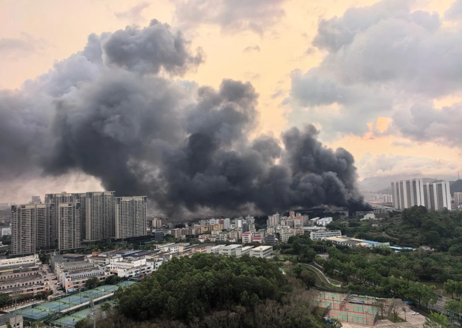 官方通报深圳比亚迪火灾比亚迪回应深圳车库火灾比亚迪回应称，涉事车库为试验及报废