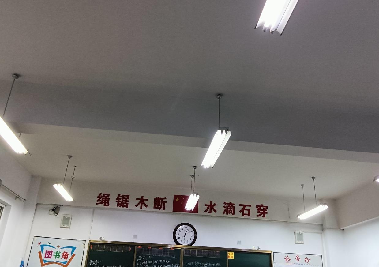 昨天开家长会，老师首先强调的就是，不管多忙，周五尽量亲自来接孩子这周学校发生