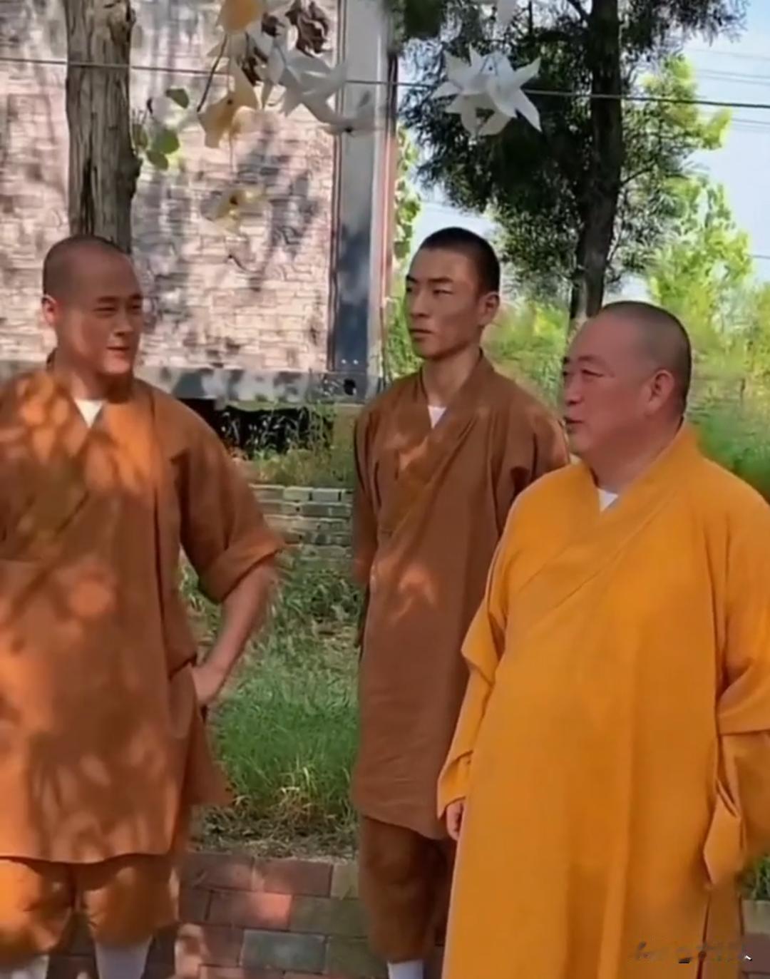 释永信作为方丈非常负责任，经常会巡视无僧训练场地。与年轻僧人沟通，非常关心自己的
