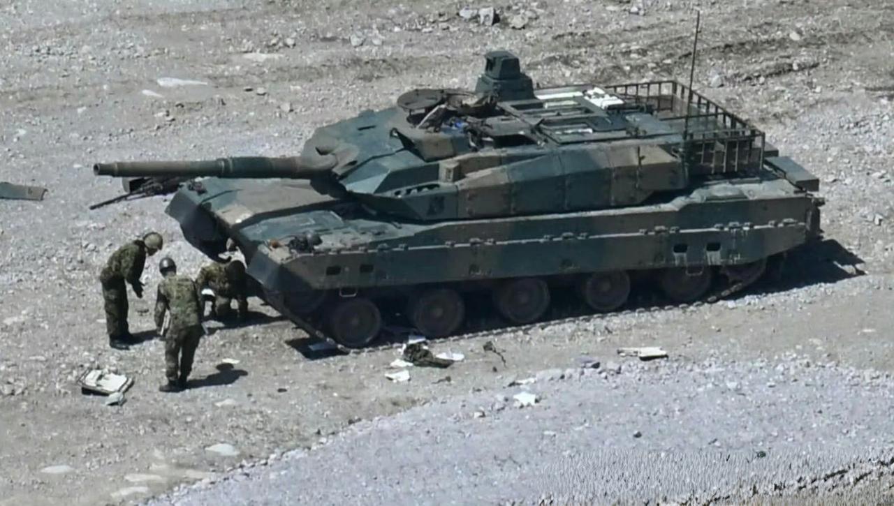 日本10式主战坦克炮弹炸膛后，坦克内部清晰照片！威力还挺大的，尾舱泄压板和炮塔顶