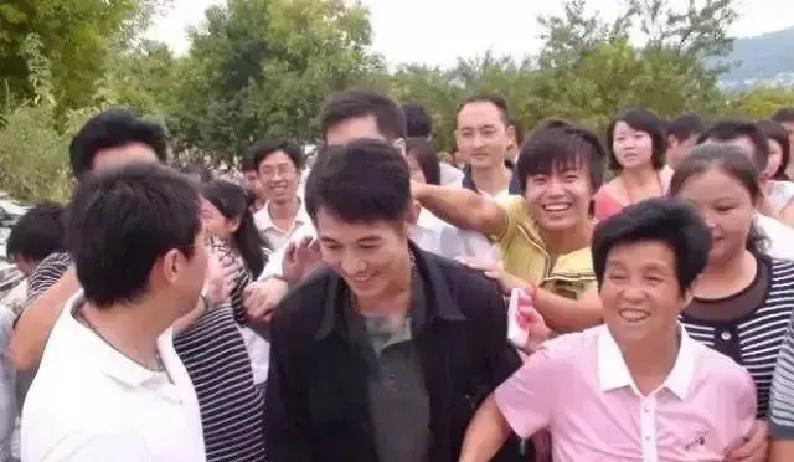 瘫痪前72小时，他靠一双手站起来了1987年，李连杰在片场突然尿不出来，膀