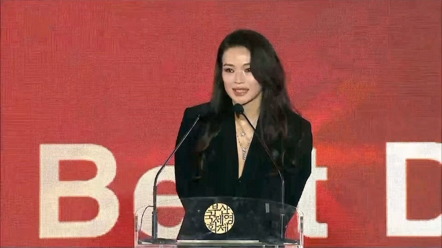 釜山电影节竞赛单元最佳导演奖——舒淇！！！！“我就是老天爷特别眷顾的那个！”“我