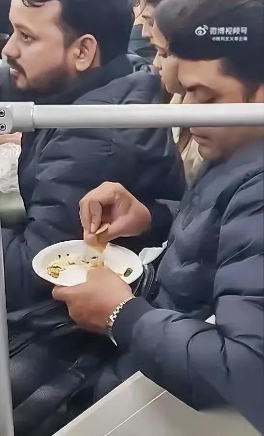 地铁里又遇“特殊乘客”…大声外放抖音还带全家占座本以为只是素质问题，细想