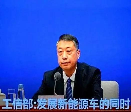 这是唱的哪出戏？工信部忽然宣布给燃油车发补贴。看到工信部给燃油车发1.3万补