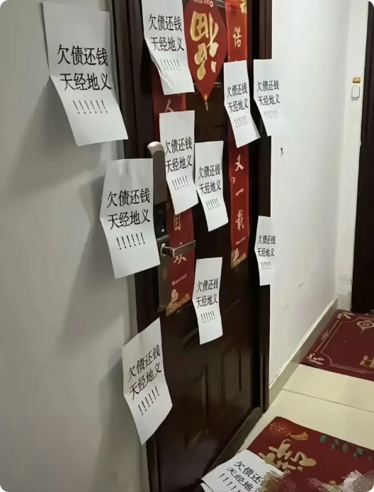 广东深圳，有一位阿姨早上出门买菜，路过楼下邻居家门口的时候，发现邻居家的大门贴着