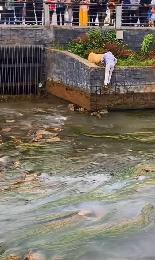 这回老头的形象争回了一个大大“赞”，同一个地点，白天当一老头下去河里时，人们都觉